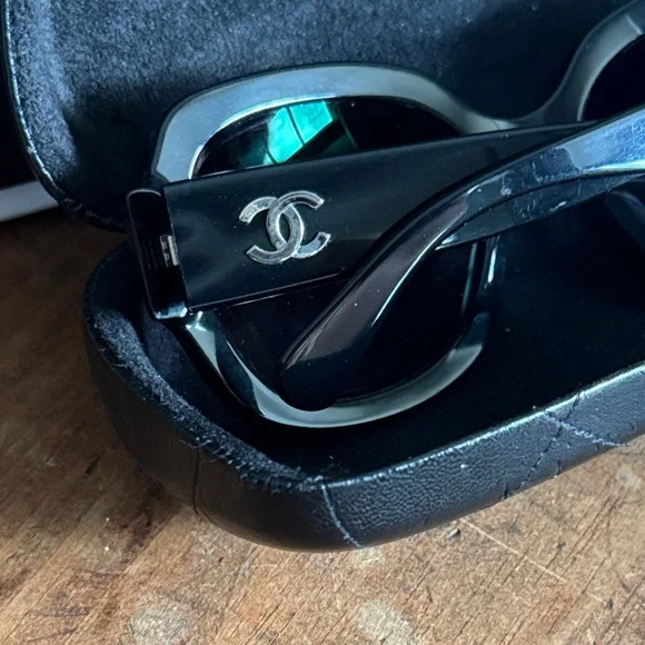 CHANEL Elegant Black Sunglasses - Picture 2 of 7